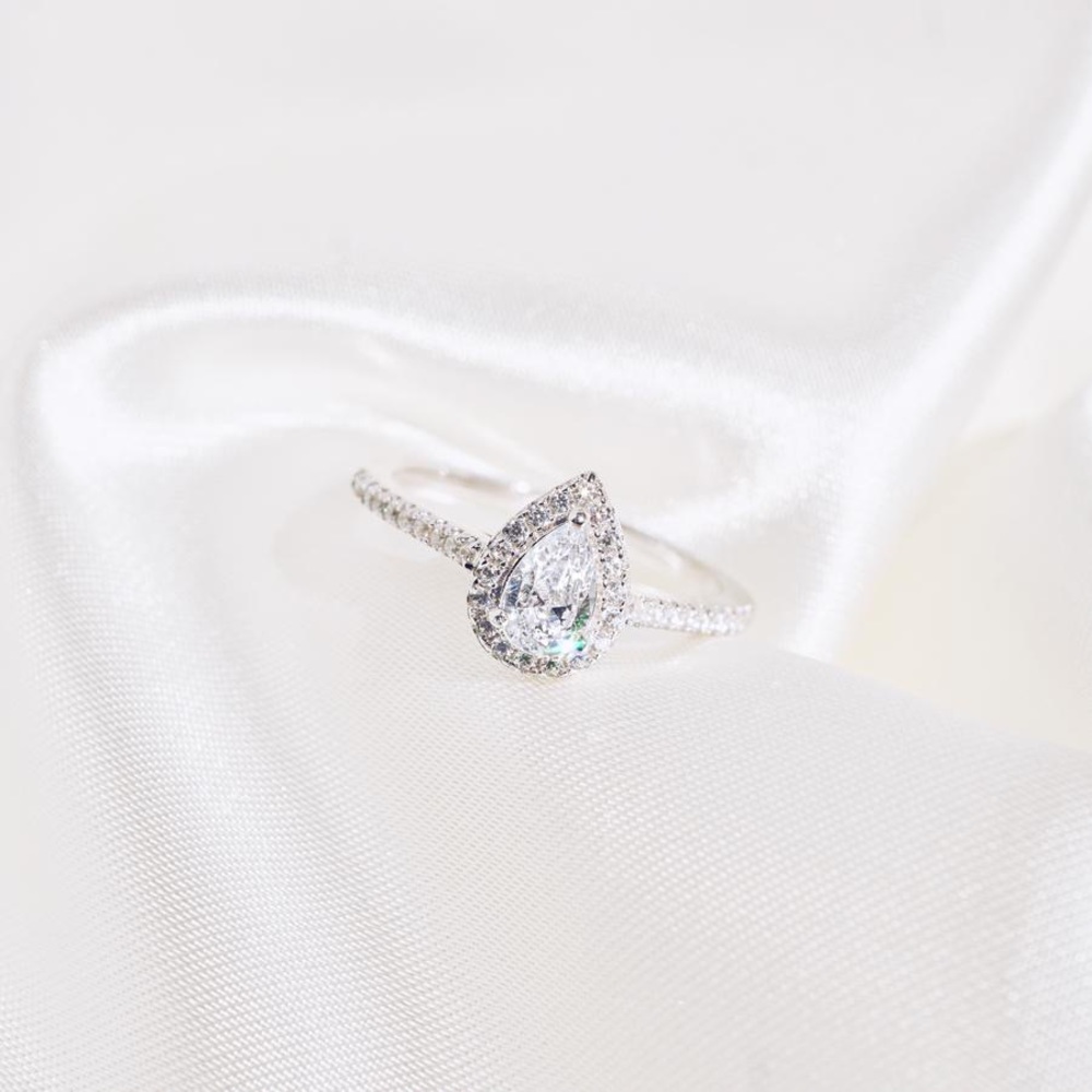 Dainty Pear Shaped Vivamacity Ring Size 7 🍐✨ 925